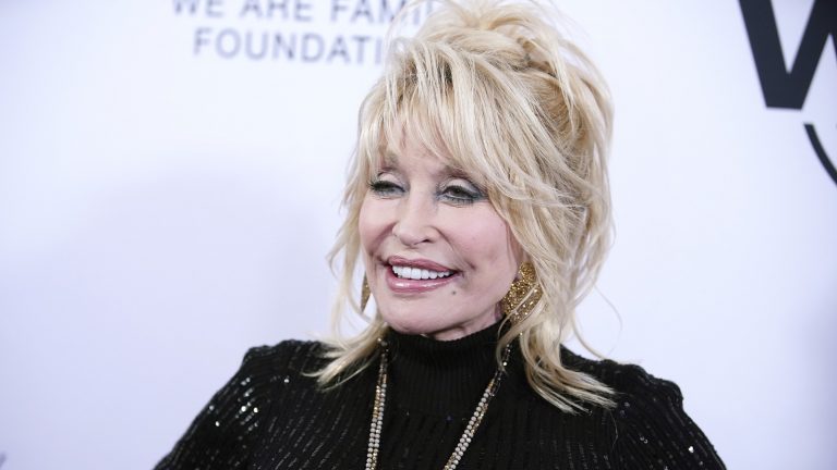 Las cosas sorprendentes que usó Dolly Parton para maquillarse cuando era más joven