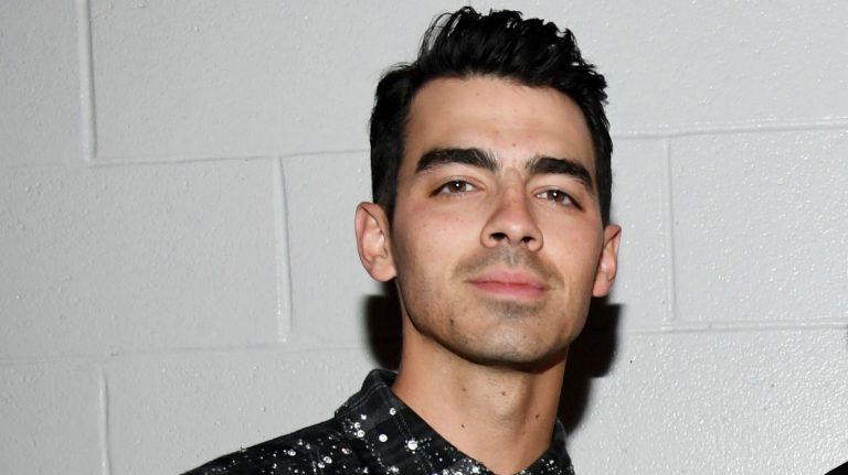 El nuevo y atrevido color de cabello de Joe Jonas tiene un significado muy especial