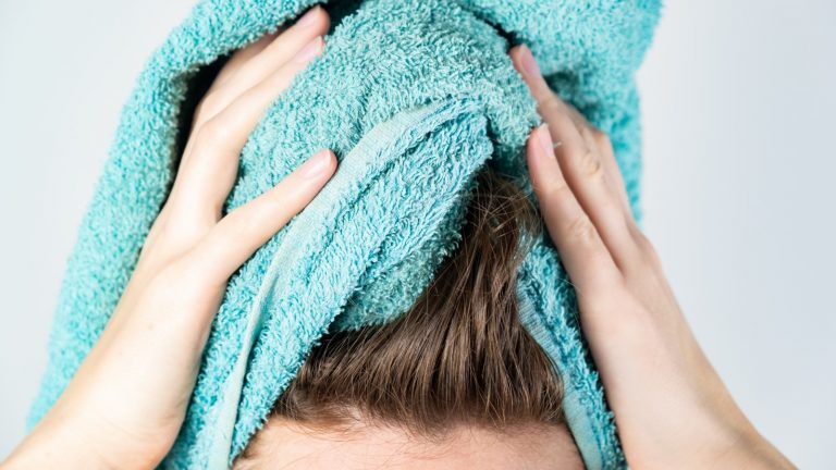 Por qué no deberías secarte el cabello con una toalla