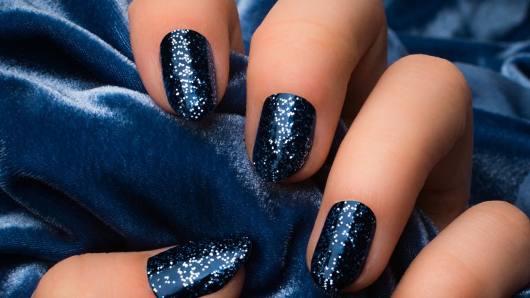 Qué significa si usas esmalte de uñas azul
