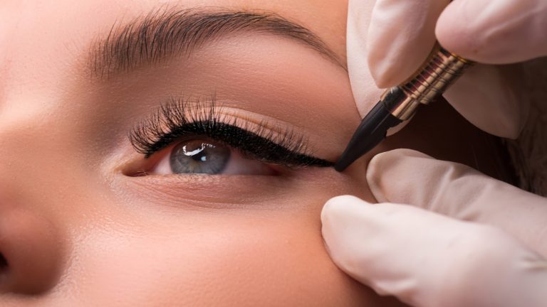 Lo que debe saber sobre la nueva tendencia del tatuaje delineador de ojos